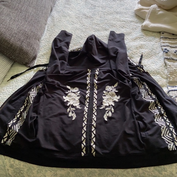 Black hooded jacket with beautiful embroidery - Picture 4 of 4